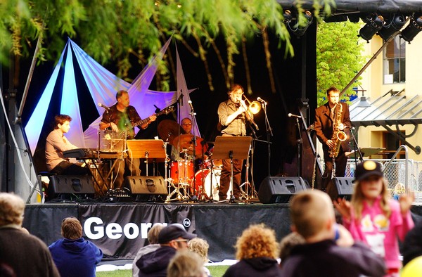 Outdoor entertainment at Queenstown JazzFest